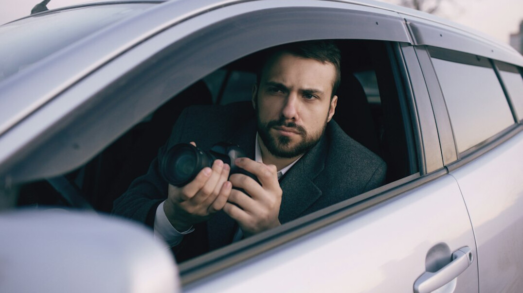 private investigator using technology